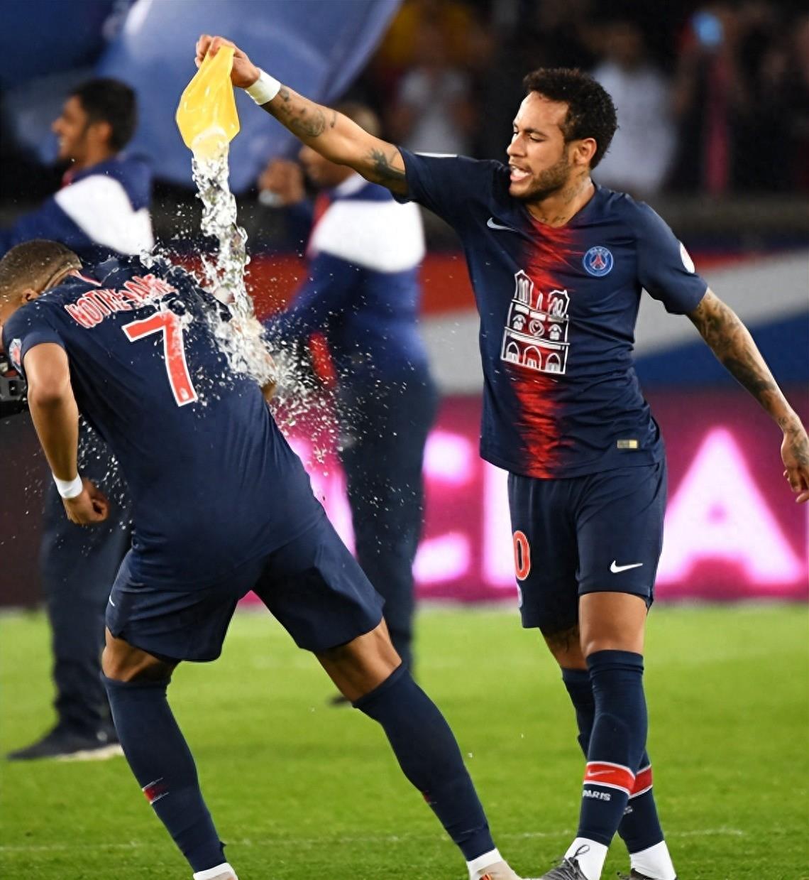 西悉尼流浪者球迷现场助威，激发球队夺冠斗志的简单介绍