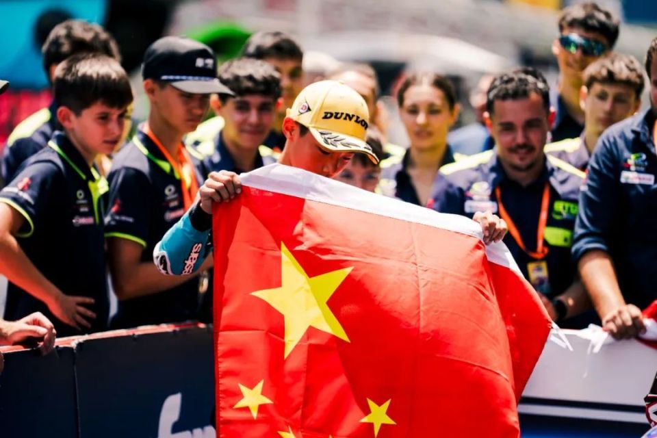 关于某国新星闪耀赛场，登顶领奖台的信息