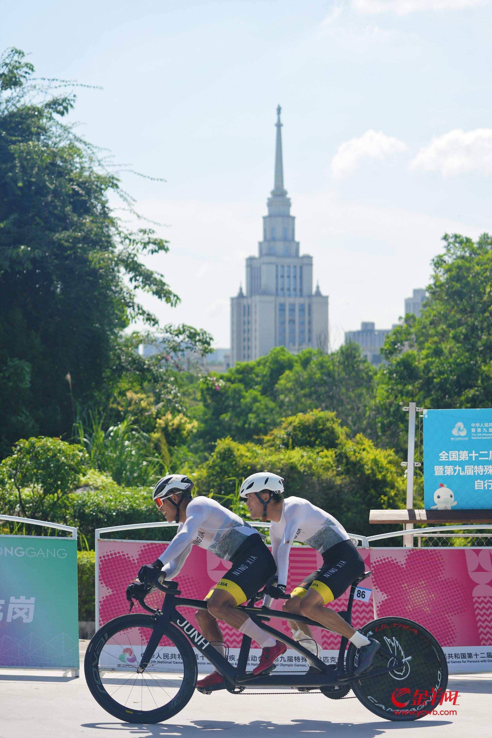 米兰体育官网入口-自行车比赛激烈角逐，西班牙选手喜笑颜开的简单介绍