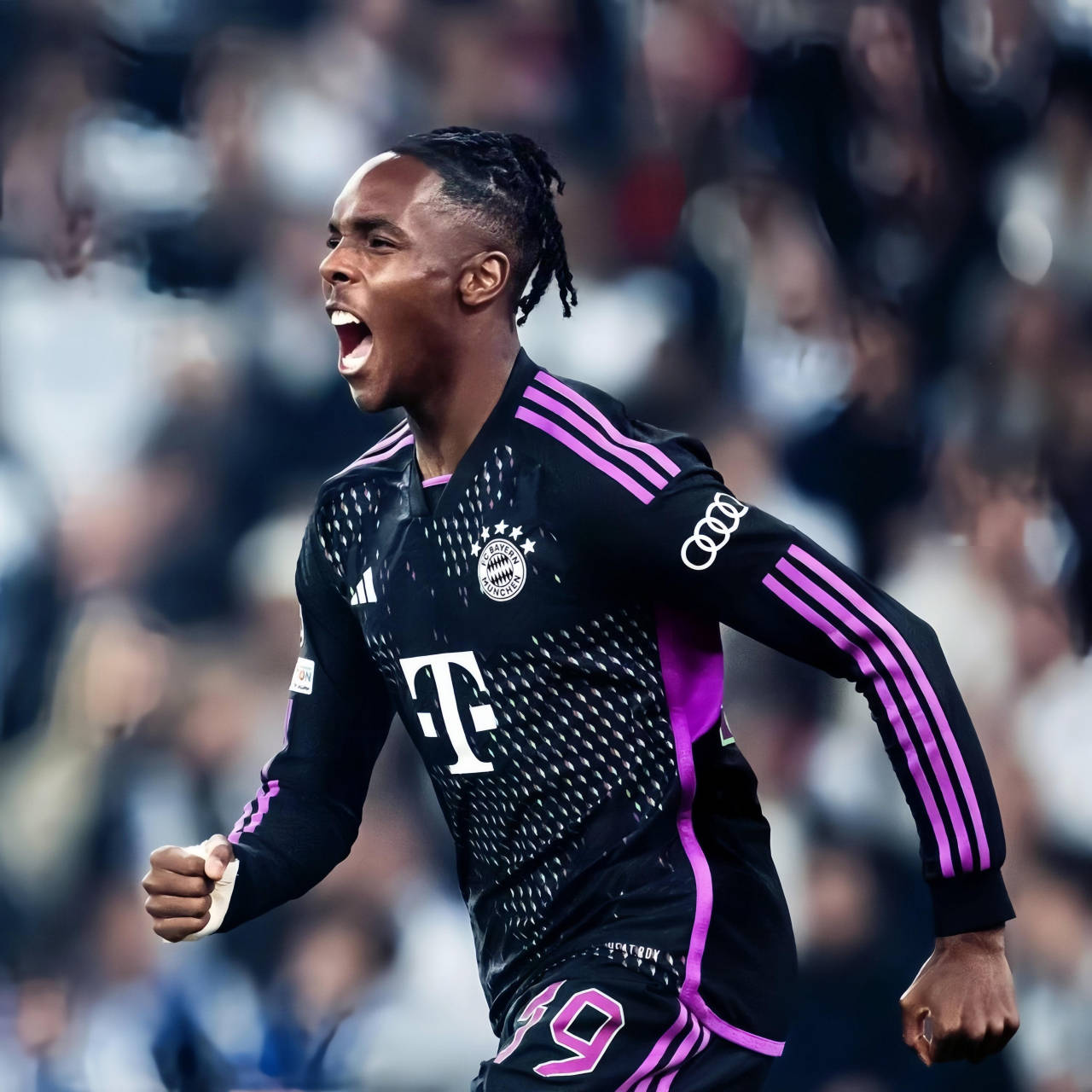 关于拜仁慕尼黑俱乐部教练表态支持射手状态不佳的信息