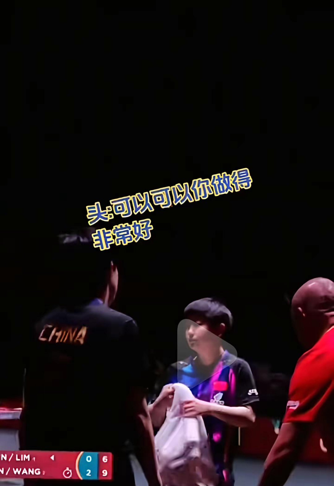 两队在赛场上缠斗,实力悬殊引发球迷关注 两队在赛场上缠斗,实力悬殊引发球迷关注