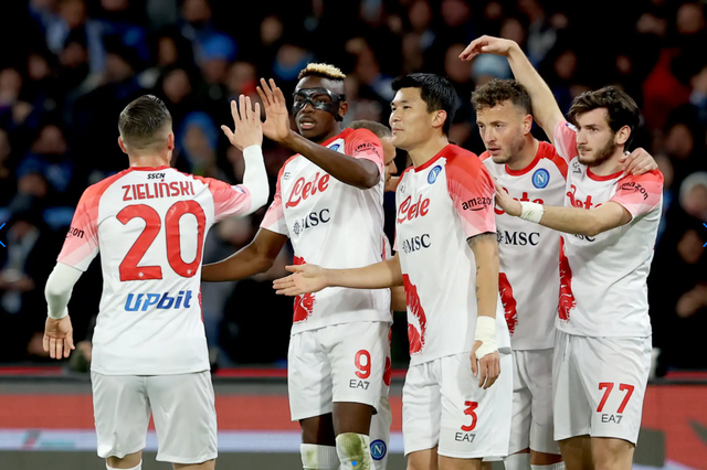 狂飙于球场上，风云突变，双方对攻激烈惹尽情