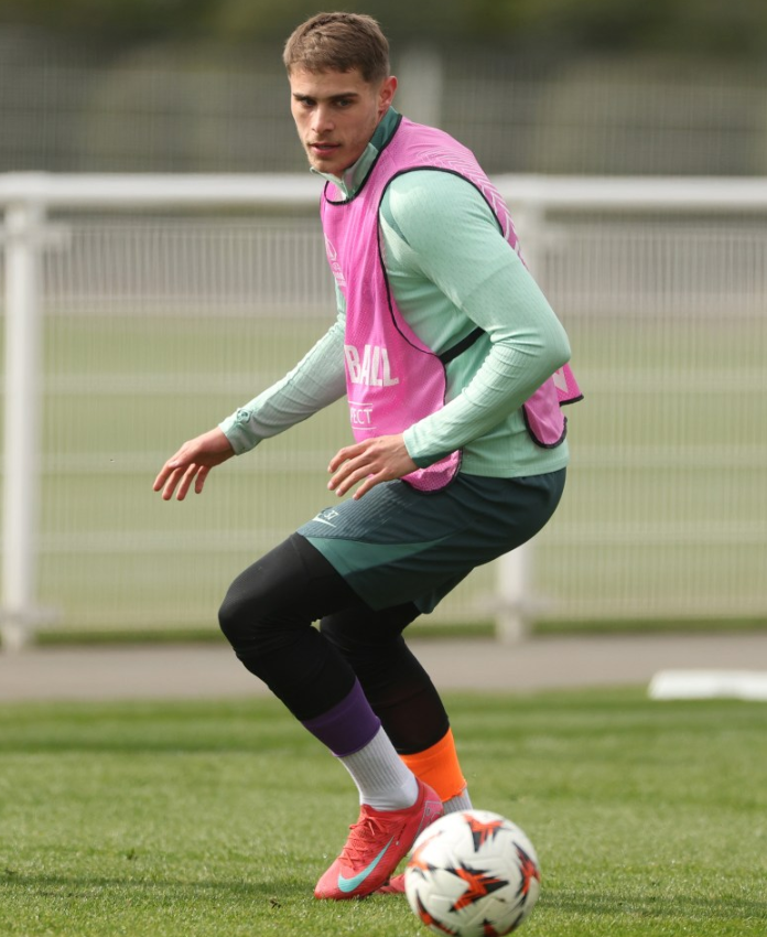 热刺主教练晒出新赛季训练照片：展现球队准备状态的简单介绍