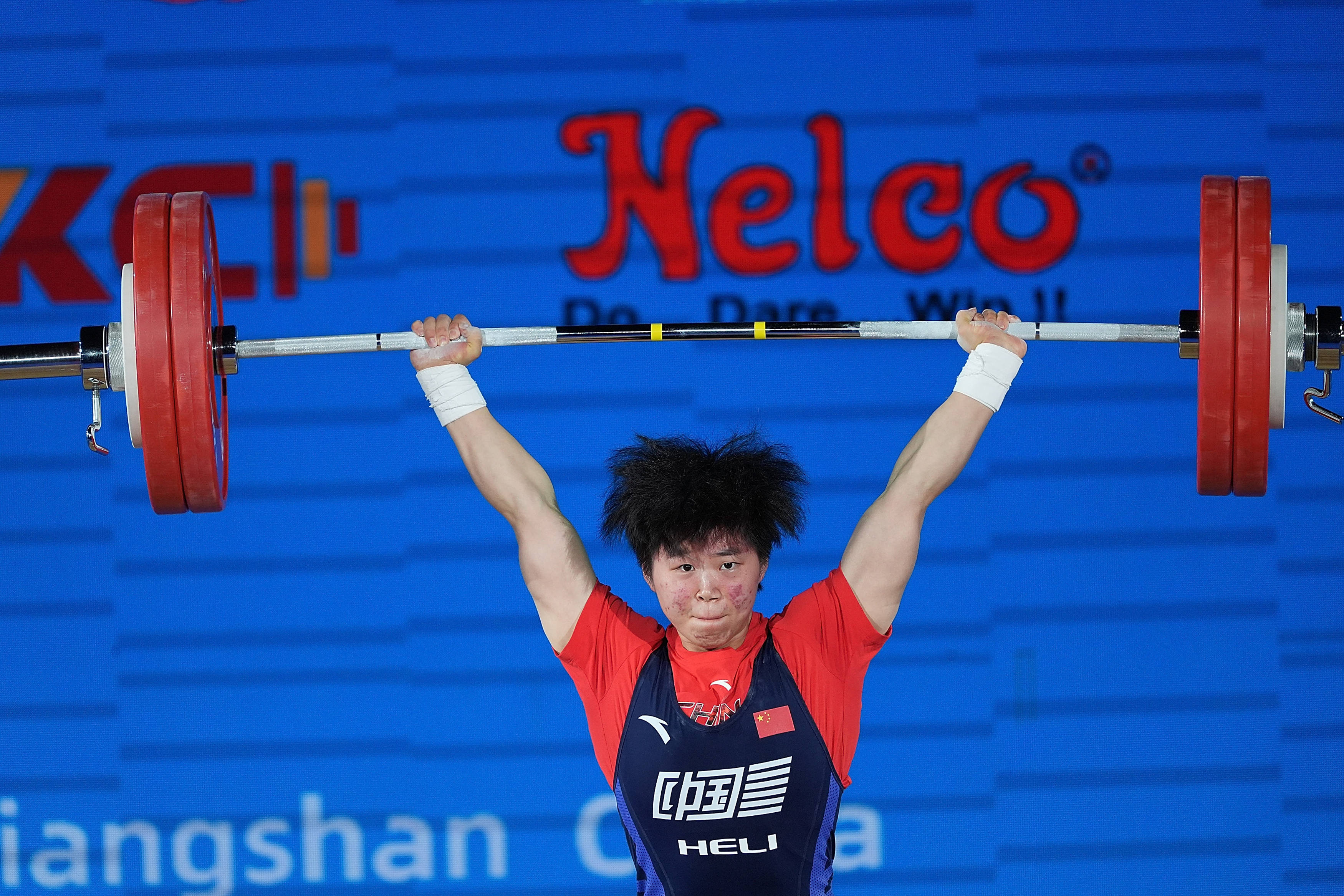 关于出色表现！举重选手创下新历史记录的信息