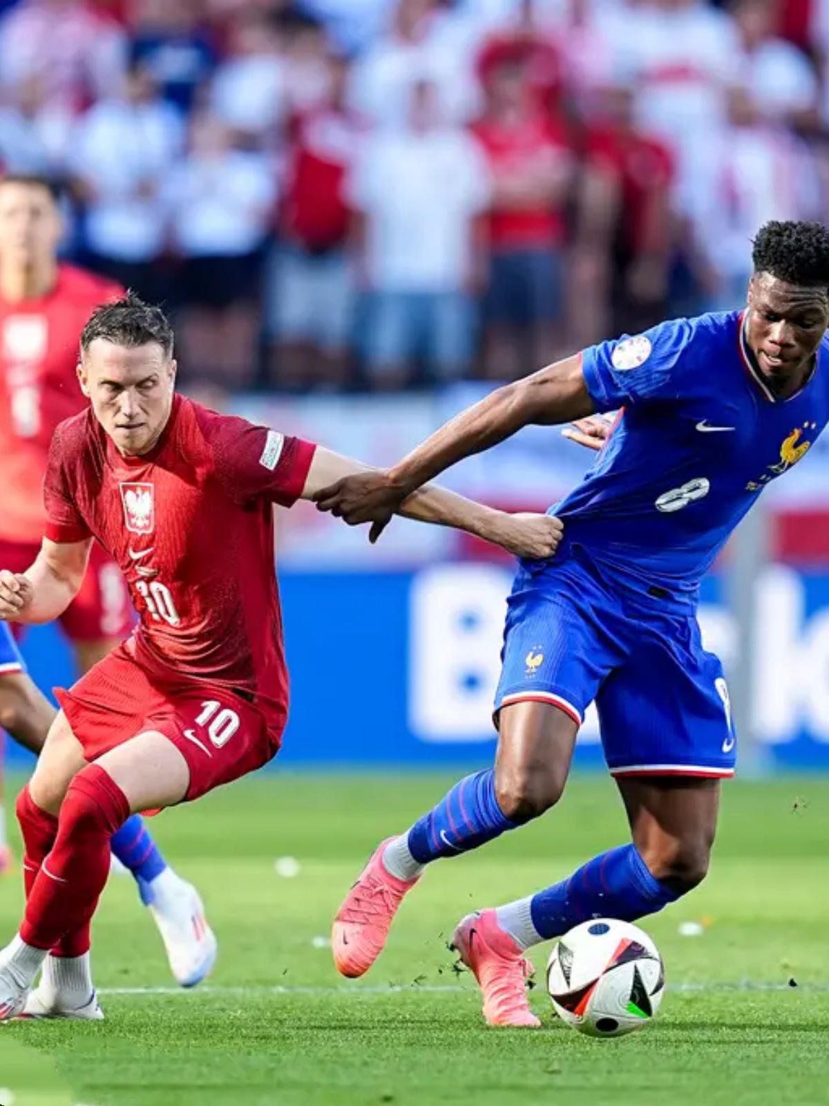 波兰队逆转胜利，晋级淘汰赛