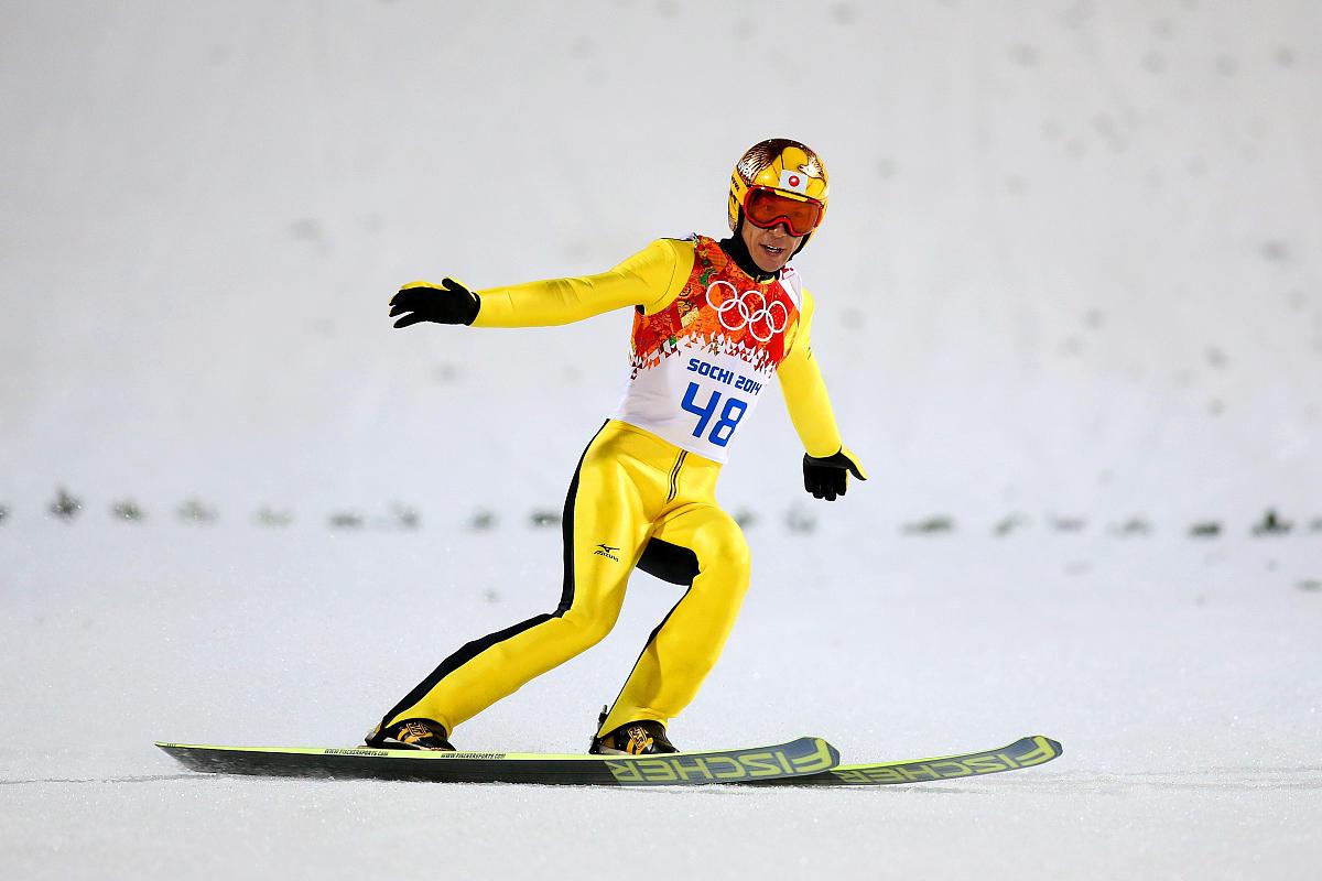 米兰体育视频-奥地利冰雪运动员冰上腾跃，摘金