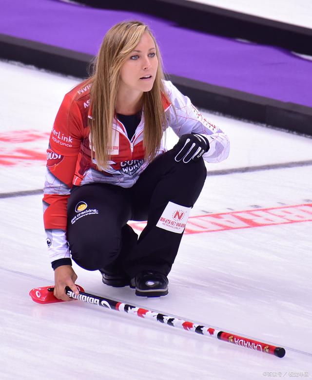 奥地利冰雪运动员冰上腾跃，摘金