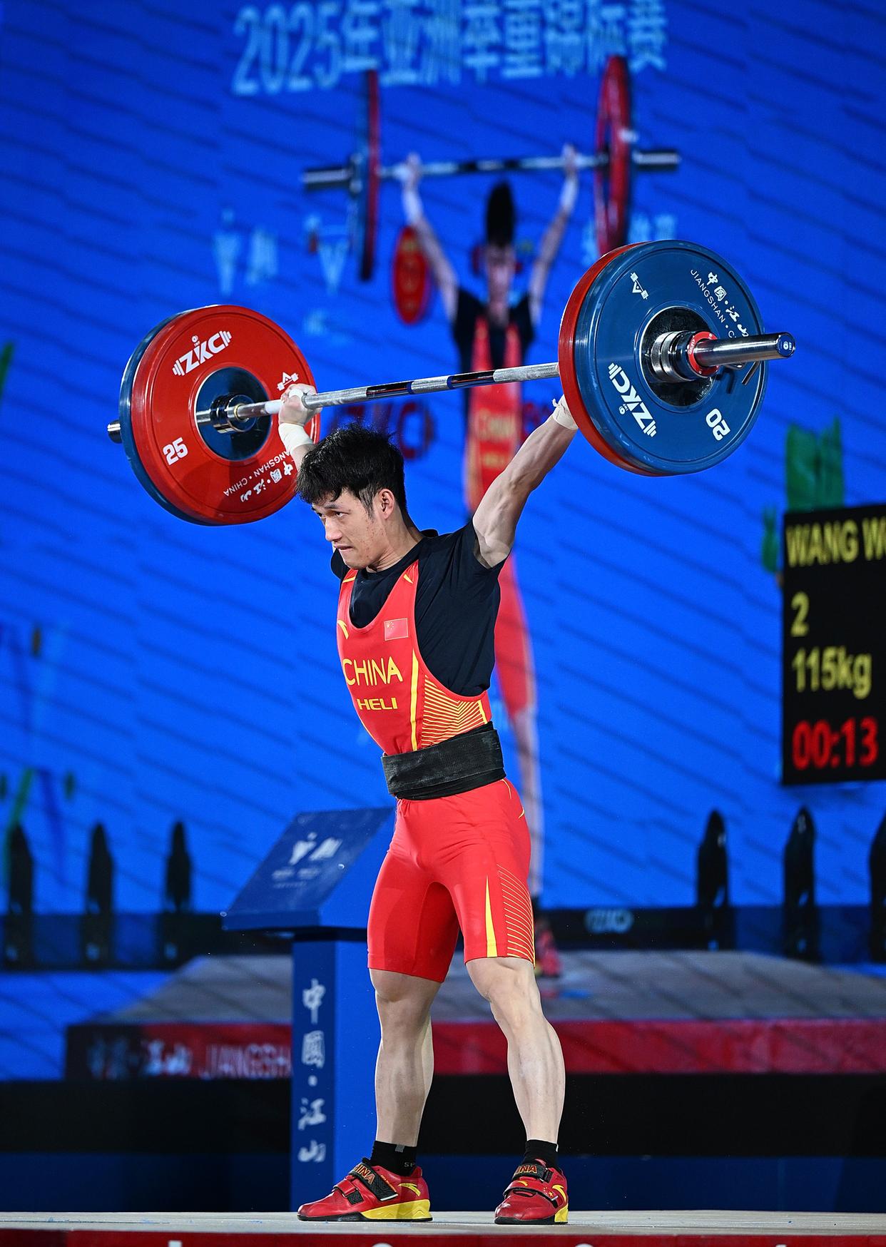 举重比赛中俄罗斯选手喜获桂冠