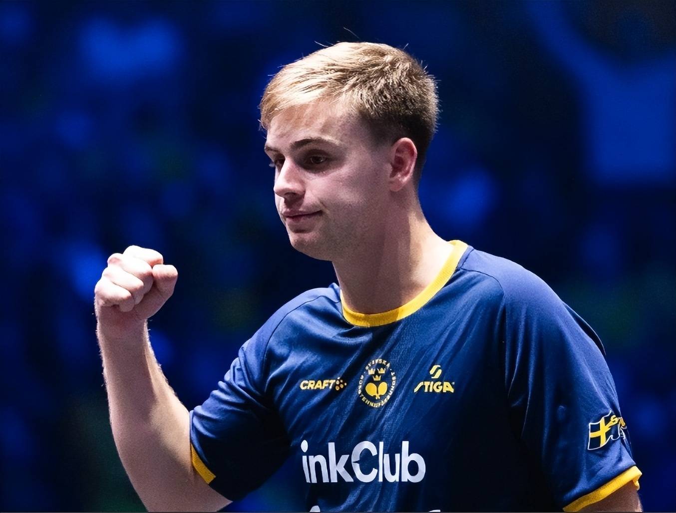 米兰体育官网登录网址-球场一幕令人动容，球员情感溢于言表的简单介绍