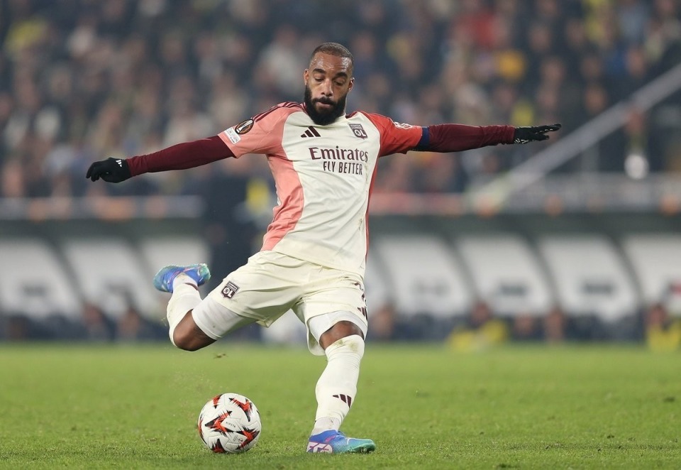 阿森纳主场告捷，拉卡泽特梅开二度