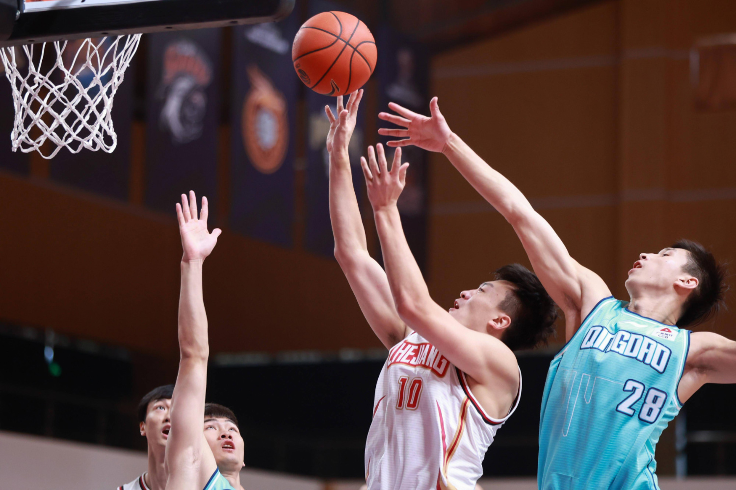 战术精彩对决，球员热血奋战，比赛精彩