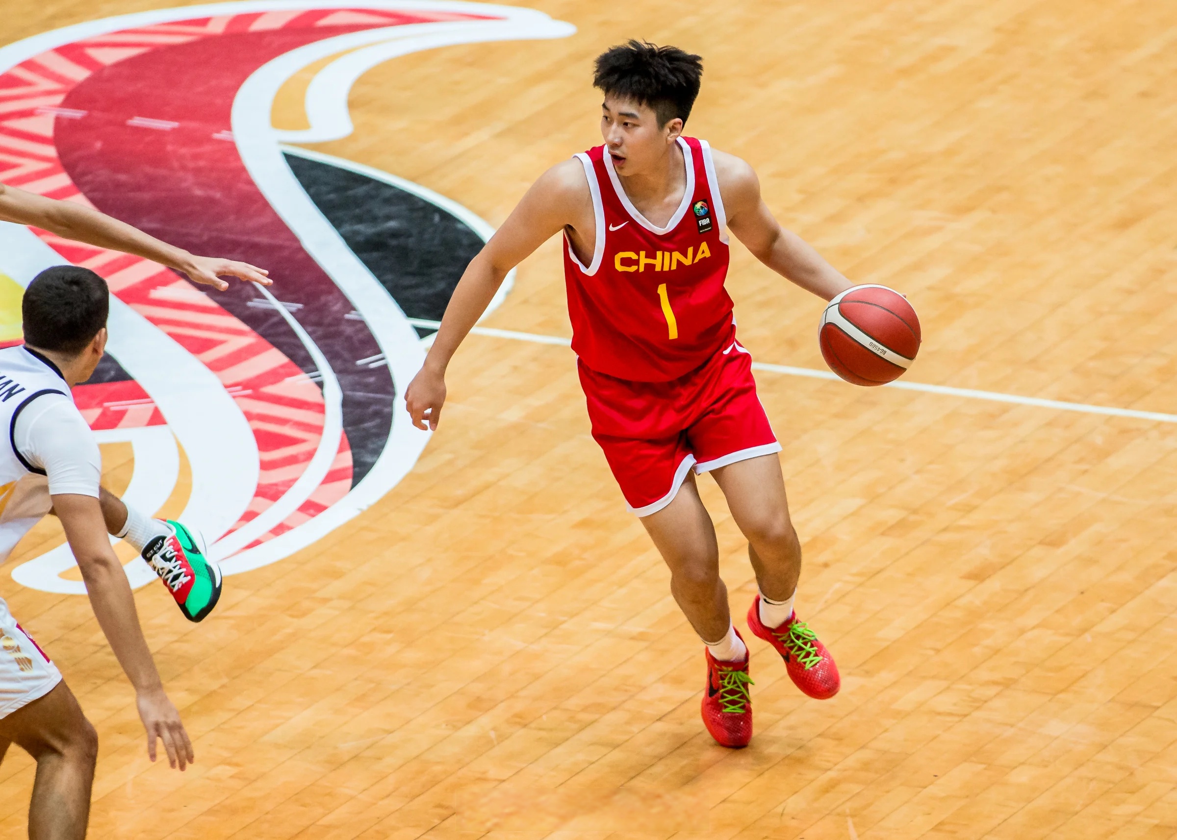 辽宁队主场压哨绝杀，实现四连胜持续领跑